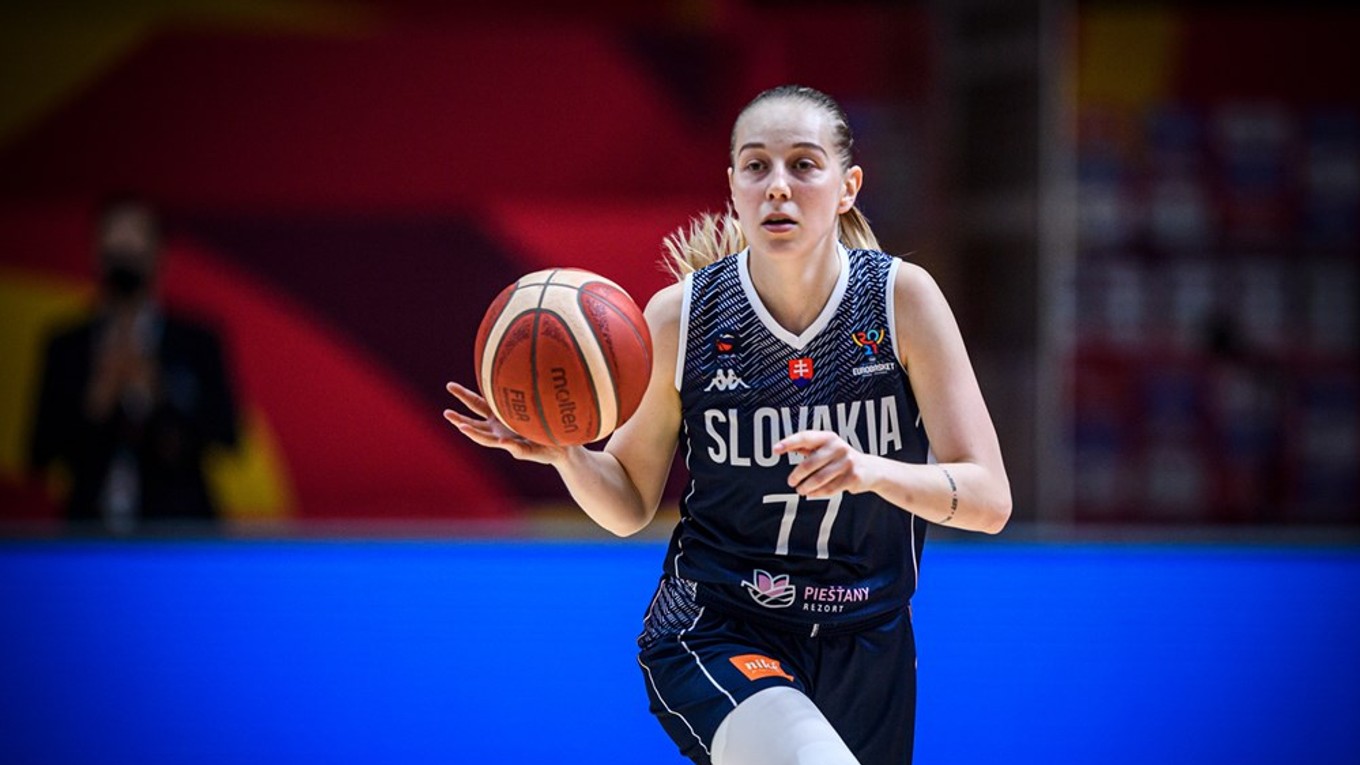 Nikola Dudášová v zápase Slovensko - Švédsko na ME v basketbale žien 2021.