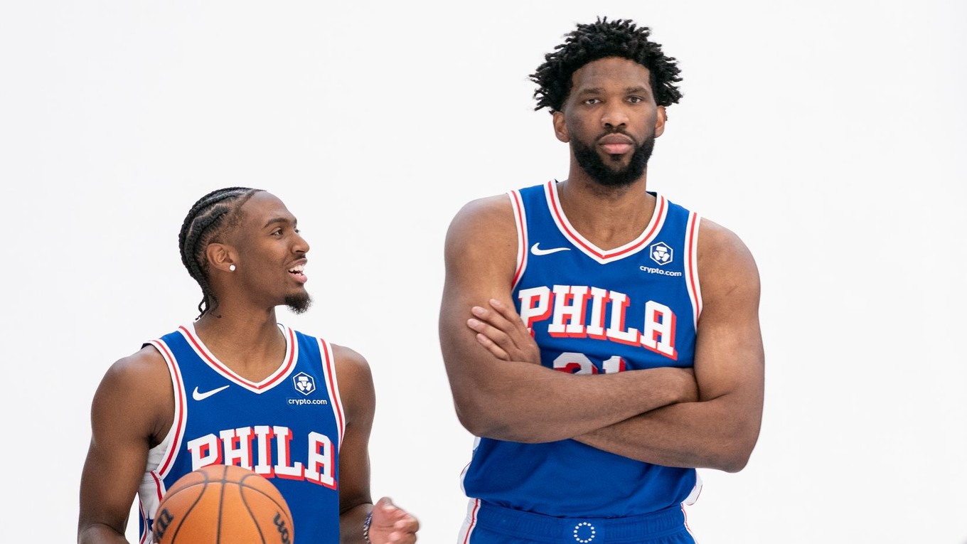 Basketbalisti Philadelphie 76ers Joel Embiid (vpravo) a Tyrese Maxey. 