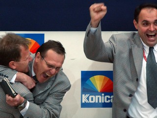 Zľava lekár tímu Dalimír Jančovič, tréner Ján Filc a asistent trénera Ernest Bokroš sa tešia po postupe Slovenska do semifinále MS v hokeji 2002.