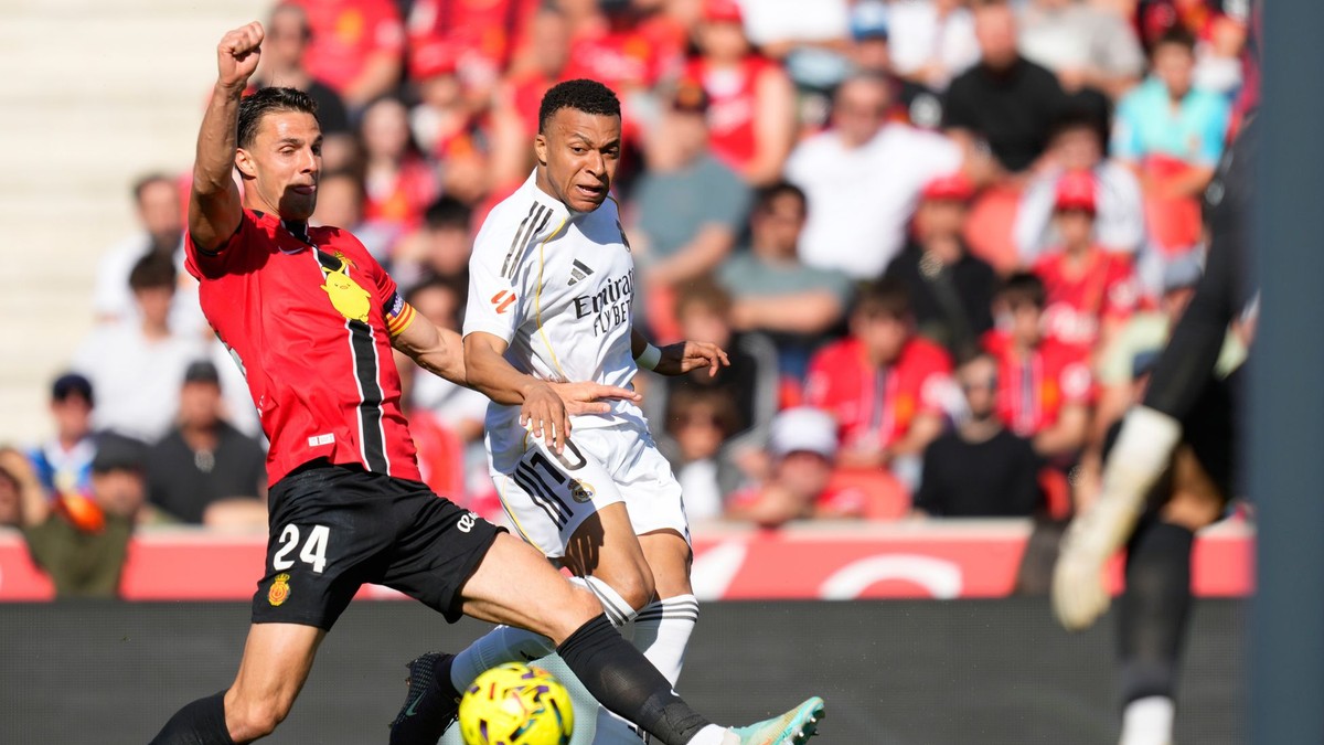 Slovenský futbalista a kapitán RCD Mallorca Martin Valjent (vľavo) a hráč Realu Madrid Kylian Mbappé.