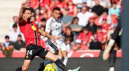 Slovenský futbalista a kapitán RCD Mallorca Martin Valjent (vľavo) a hráč Realu Madrid Kylian Mbappé.