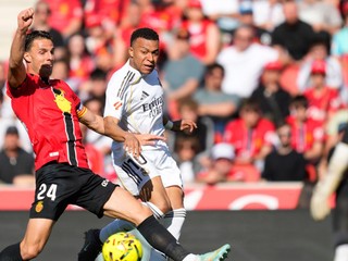 Slovenský futbalista a kapitán RCD Mallorca Martin Valjent (vľavo) a hráč Realu Madrid Kylian Mbappé.