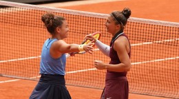 Talianky Jasmine Paoliniová (vľavo) a Sara Erraniová vyhrali tento rok ženskú štvorhru na Roland Garros.