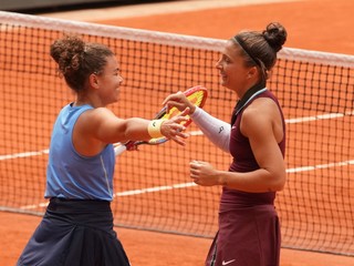 Talianky Jasmine Paoliniová (vľavo) a Sara Erraniová vyhrali tento rok ženskú štvorhru na Roland Garros.