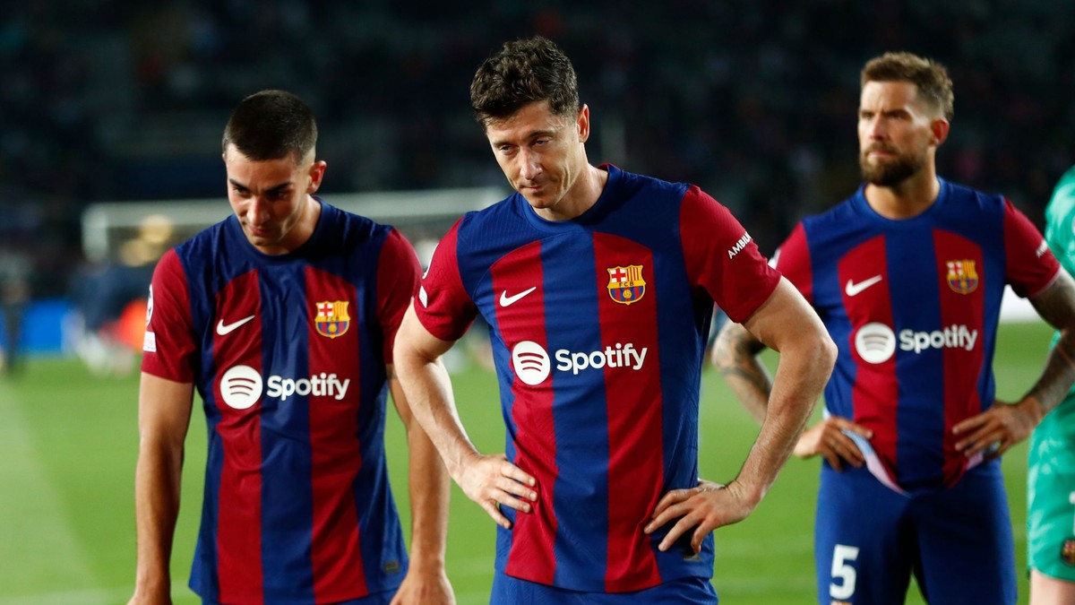 Futbalisti Barcelony: zľava Ferran Torres, Robert Lewandowski a Inigo Martinez