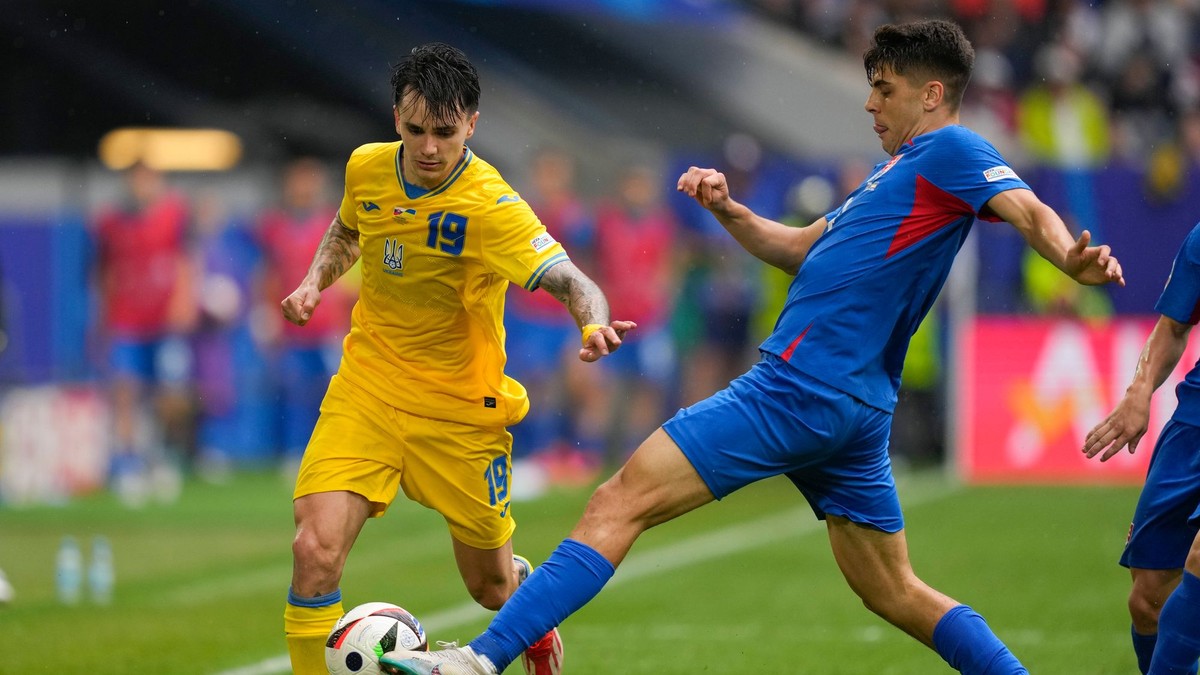 Mykola Šaparenko a Adam Obert v súboji o loptu v zápase Slovensko - Ukrajina v skupine E na EURO 2024 (ME vo futbale).