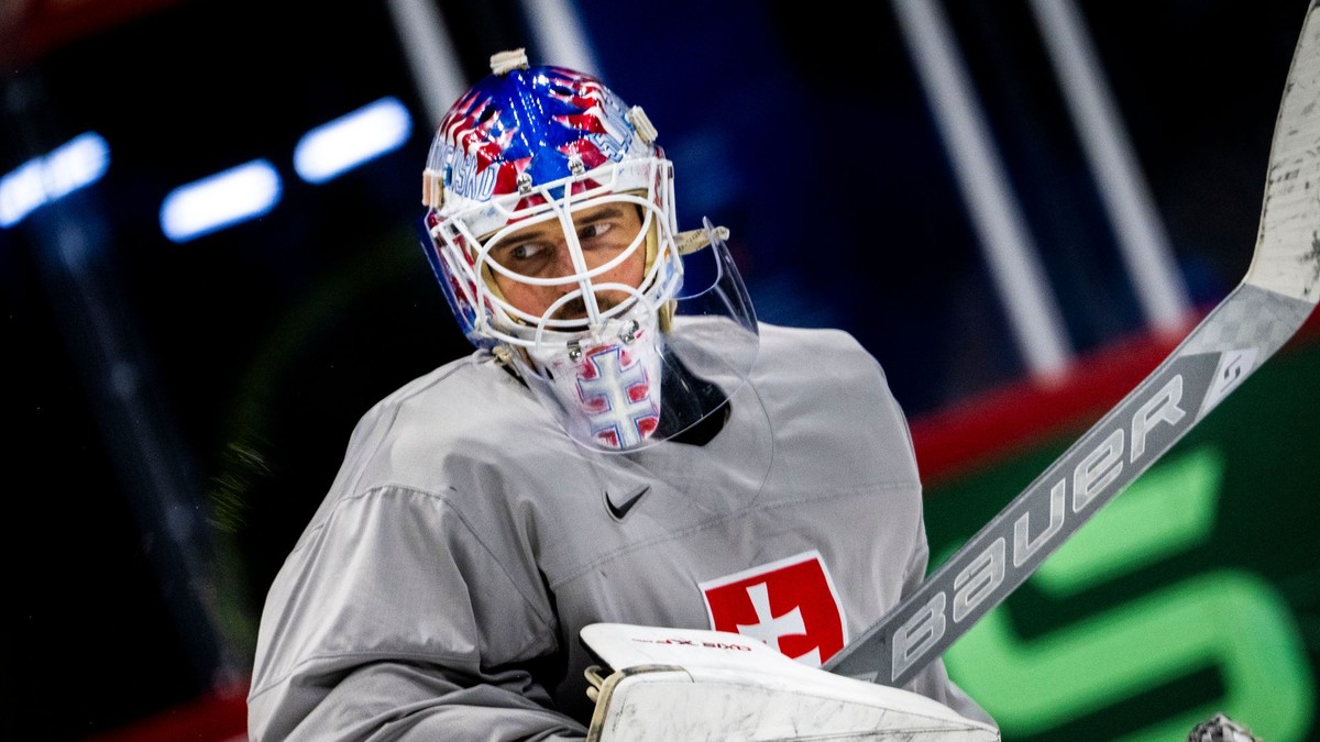 Brankár Patrik Rybár počas tréningu na MS v hokeji 2025.