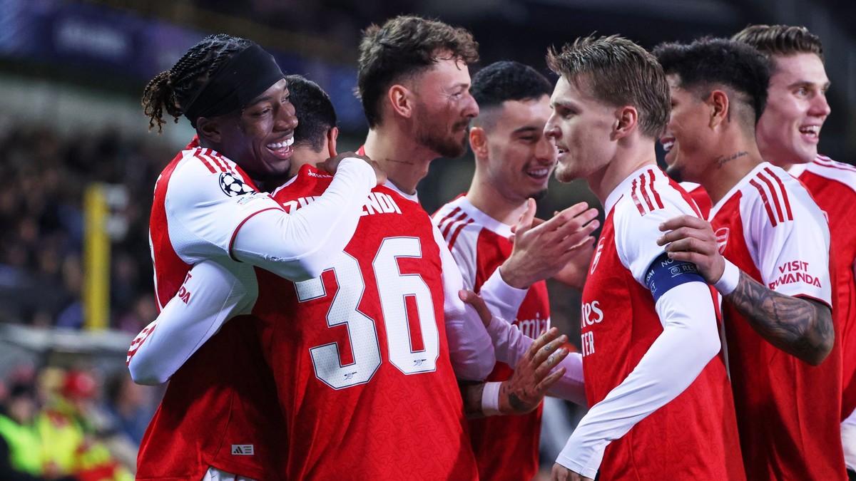 Futbalista Arsenalu Noni Madueke (vľavo) sa teší so spoluhráčmi z gólu