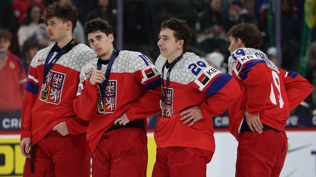 Smutní českí hráči po prevzatí strieborných medailí po prehre so Švédskom 4:2 vo finále na MS hráčov do 20 rokov.