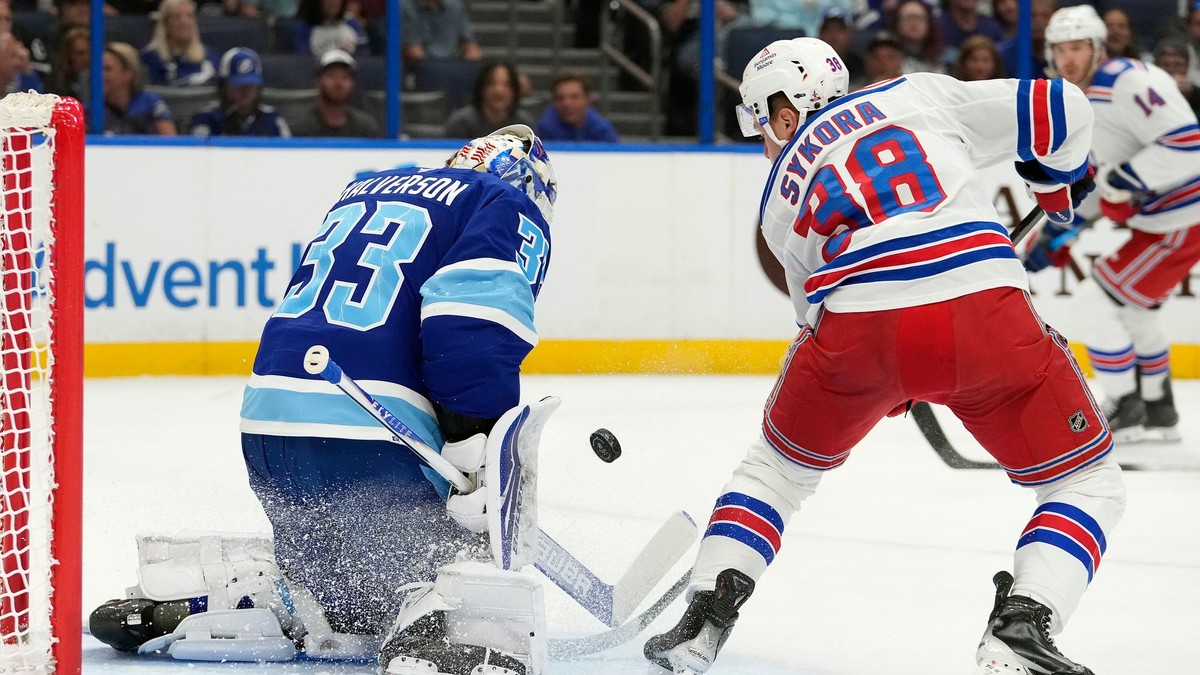 Adam Sýkora v zápase Tampa Bay - NY Rangers