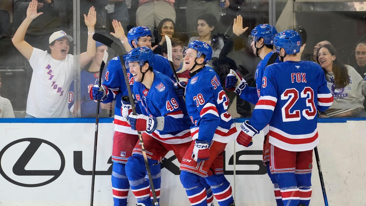 Slovenský hokejista v drese New Yorku Rangers Adam Sýkora (38) sa teší z gólu, ktorý strelil jeho spoluhráč Jaroslav Chmelař (49) v zápase zámorskej NHL New York Rangers - Detroit Red Wings.