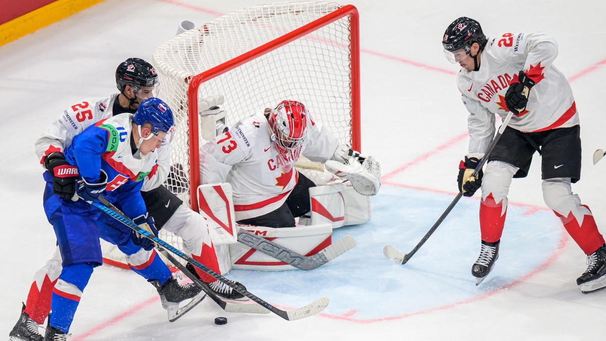 Adam Sýkora (Slovensko) v zápase základnej B-skupiny Slovensko - Kanada.