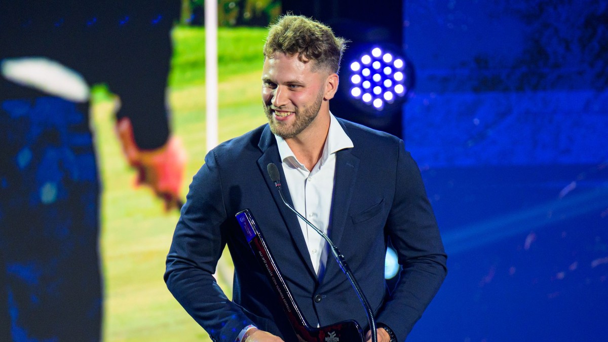 Samuel Hlavaj si preberá cenu pre najlepšieho brankára roka počas slávnostného galavečera Hokejista roka 2026.