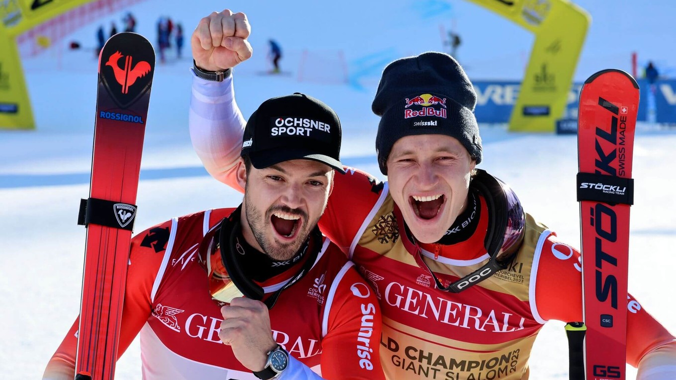 Lioc Meillard (vľavo) a Marco Odermatt sa tešia po úspešných pretekoch obrovského slalomu. 