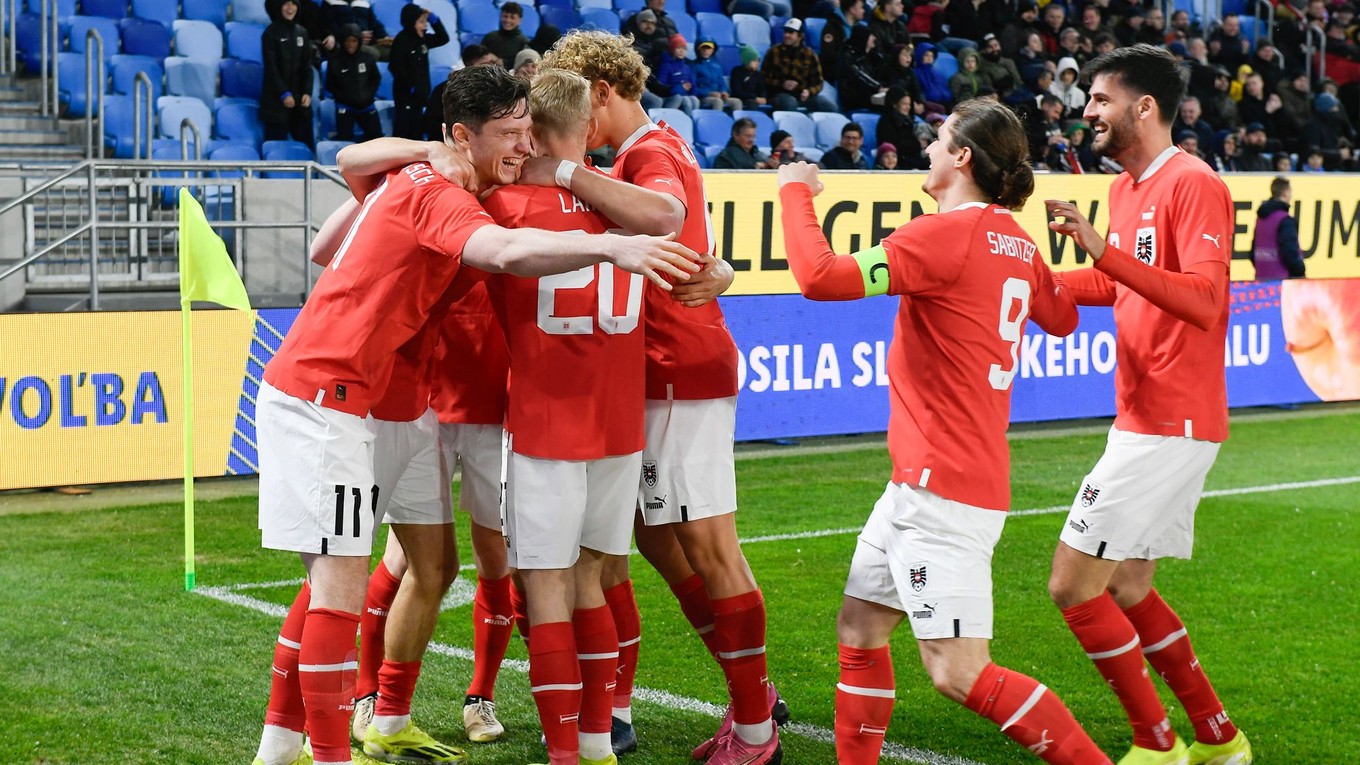 Radosť rakúskych futbalistov po strelení gólu počas prípravného futbalového zápasu Slovensko - Rakúsko.