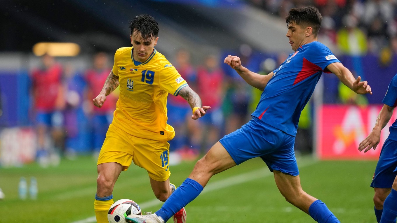 Mykola Šaparenko a Adam Obert v súboji o loptu v zápase Slovensko - Ukrajina v skupine E na EURO 2024 (ME vo futbale).