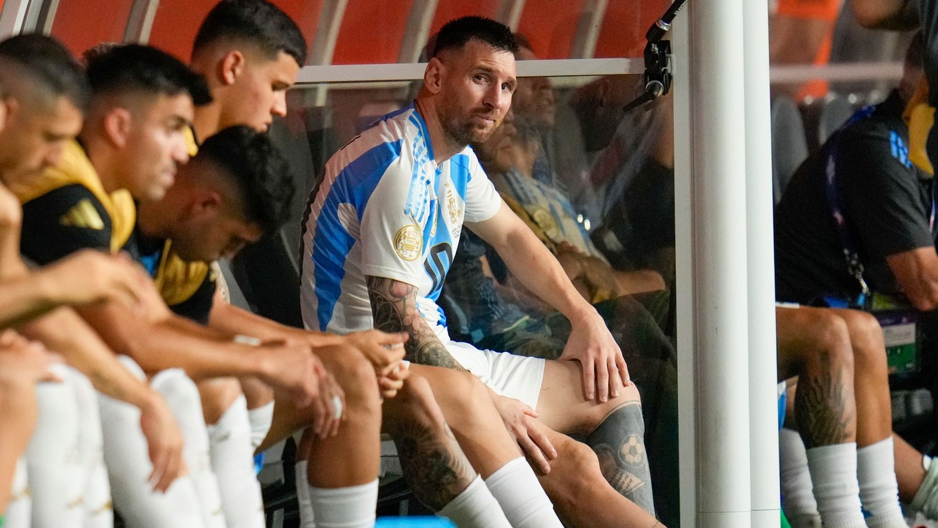 Zranený Lionel Messi na striedačke Argentíny
