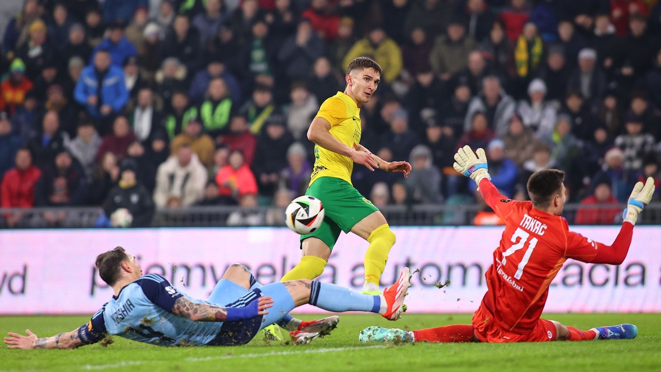 Zľava Guram Kašia, Dávid Ďuriš a brankár Dominik Takáč v zápase MŠK Žilina - ŠK Slovan Bratislava v 17. kole Niké ligy.