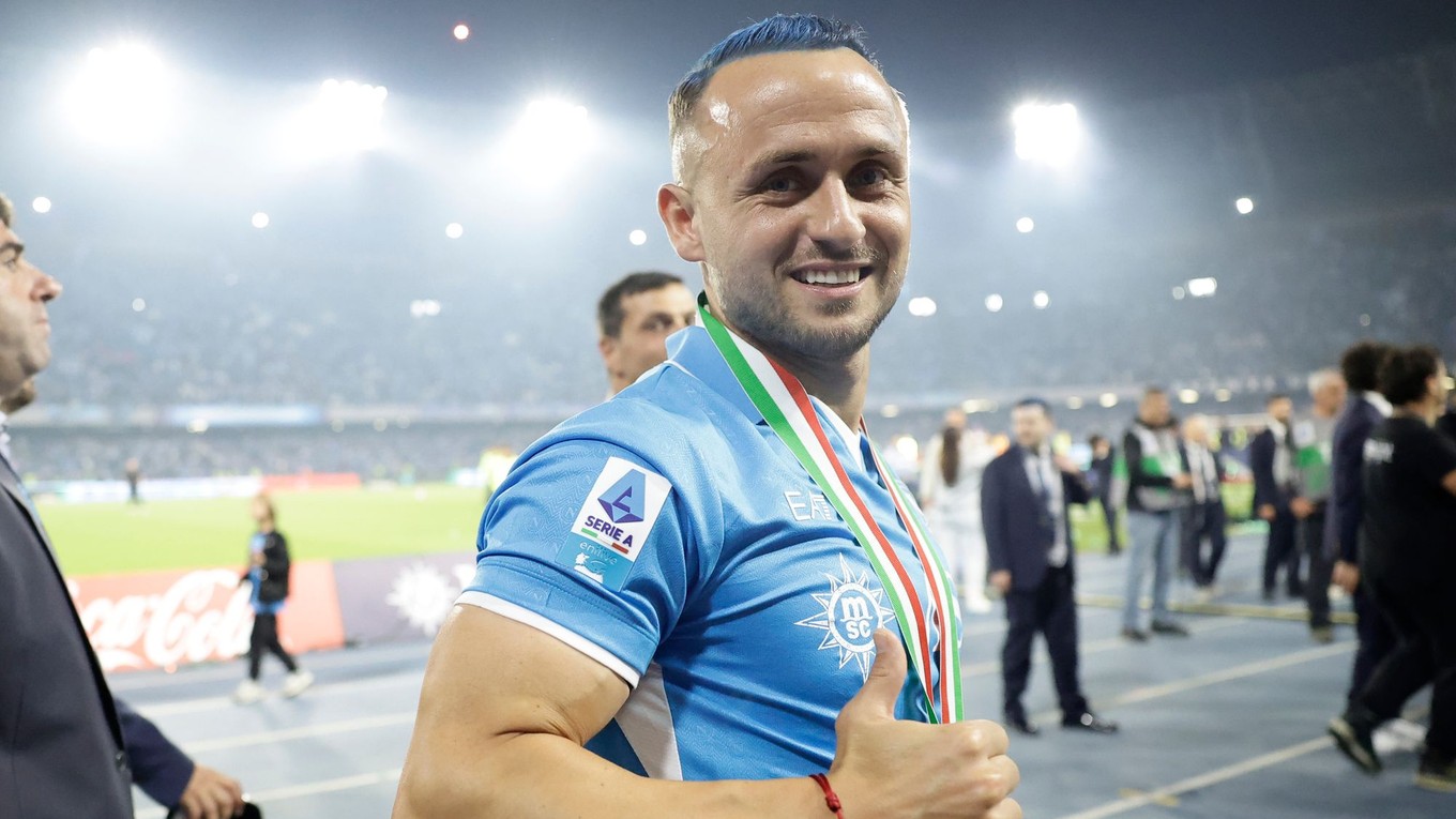 Stanislav Lobotka oslavuje zisk titulu s Neapolom