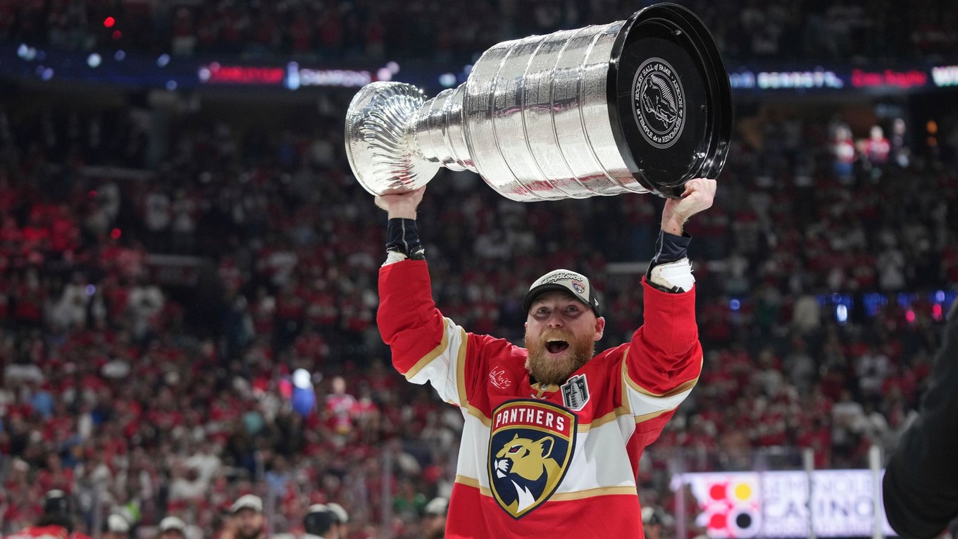 Sam Bennett dvíha nad hlavu Stanleyho pohár.