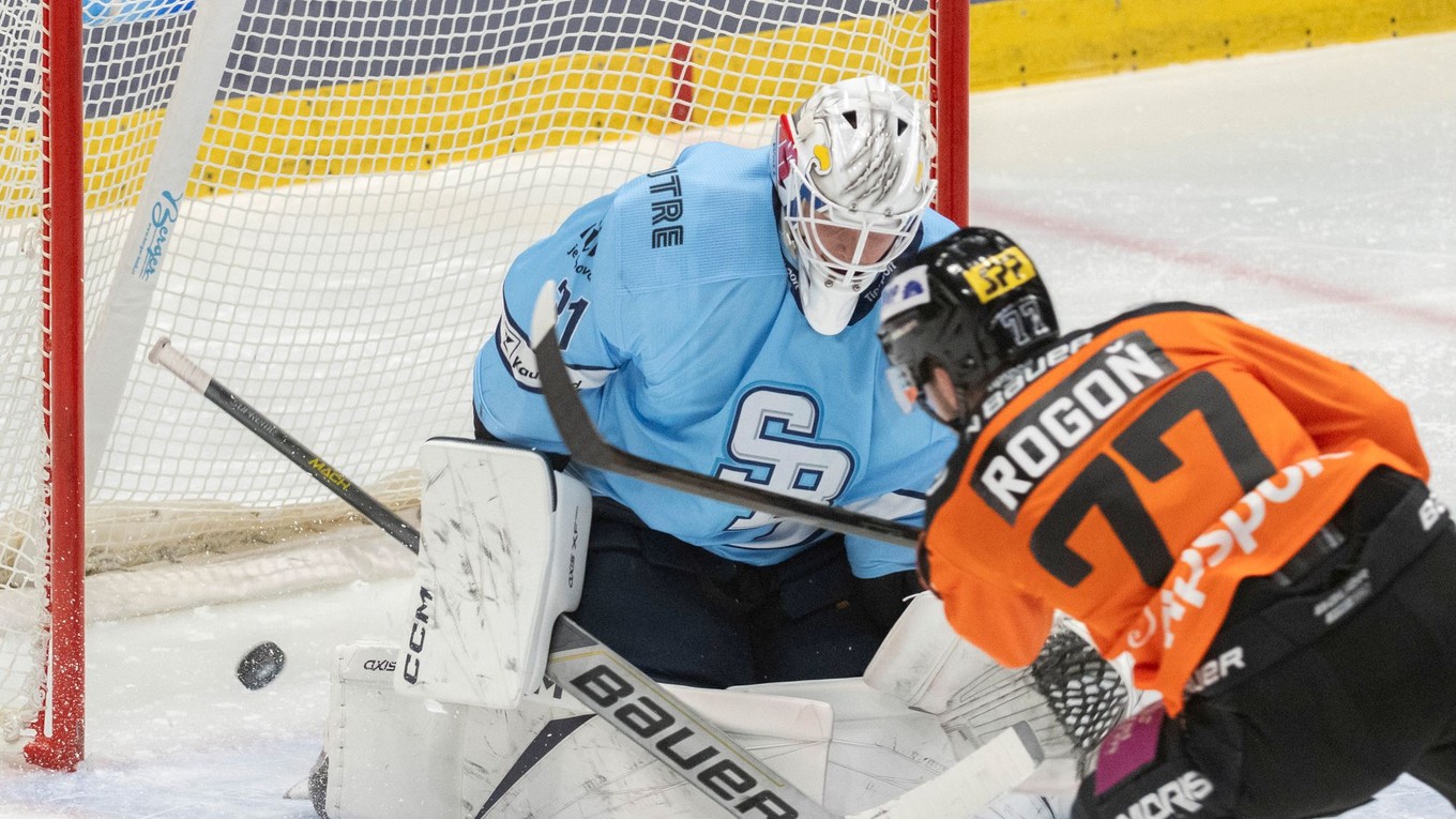 Henri Kiviaho (Slovan), ktorého prekonáva Patrik Rogoň (Košice) v zápase 1. kola hokejovej Tipsport ligy HC Slovan Bratislava - HC Košice.