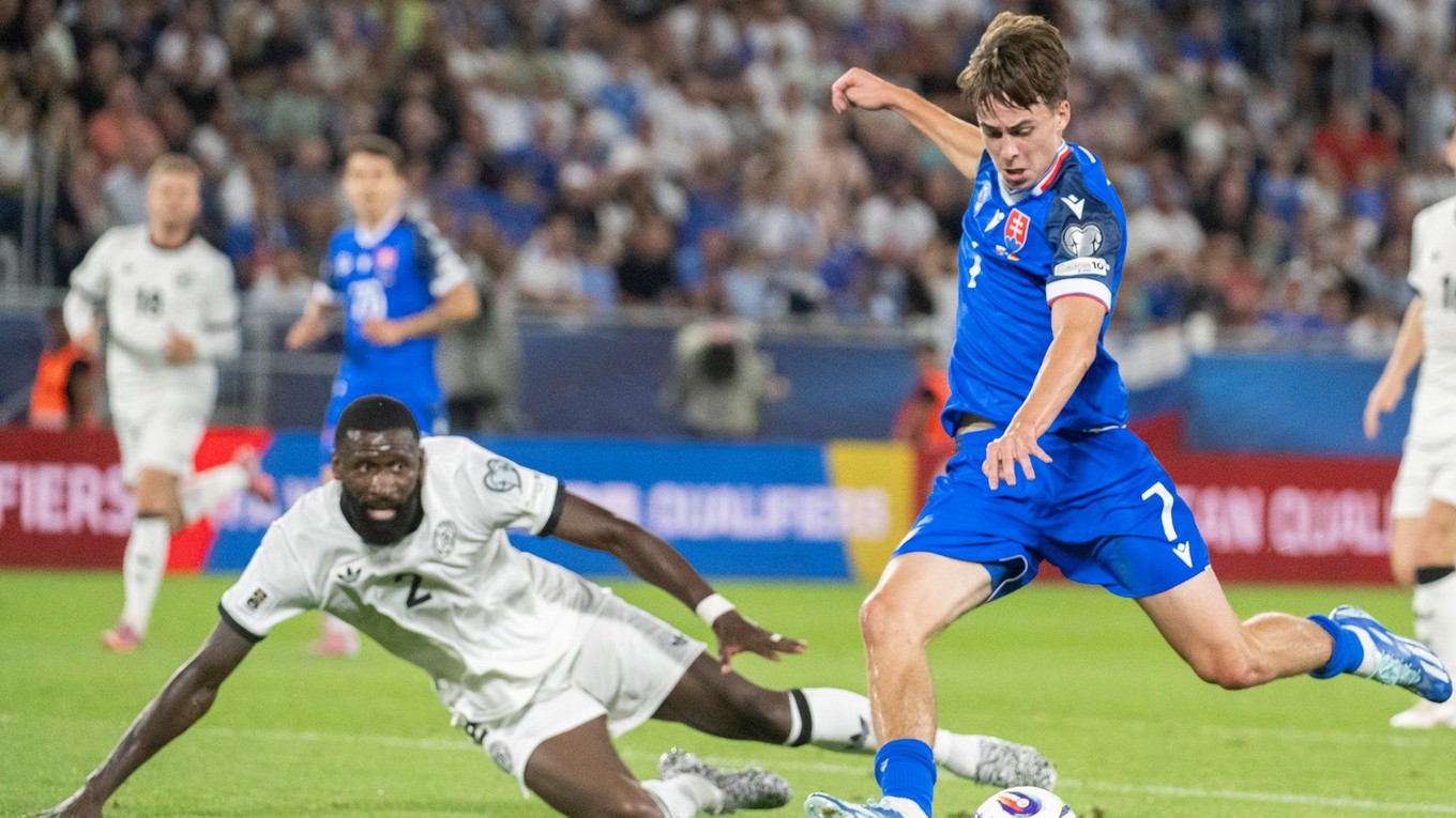 Leo Sauer si položil obrancu Antonia Rüdigera v zápase Slovensko - Nemecko. 