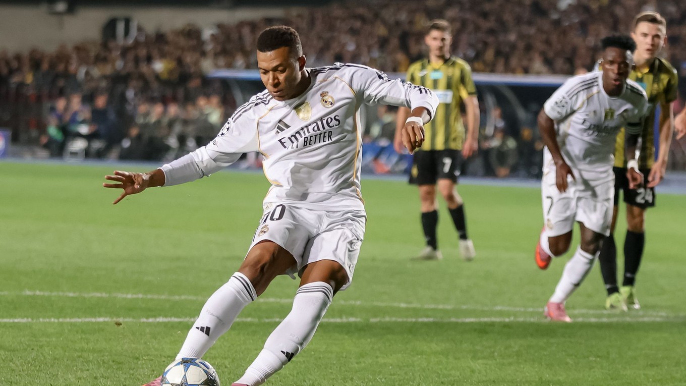 Kylian Mbappé strieľa gól. 