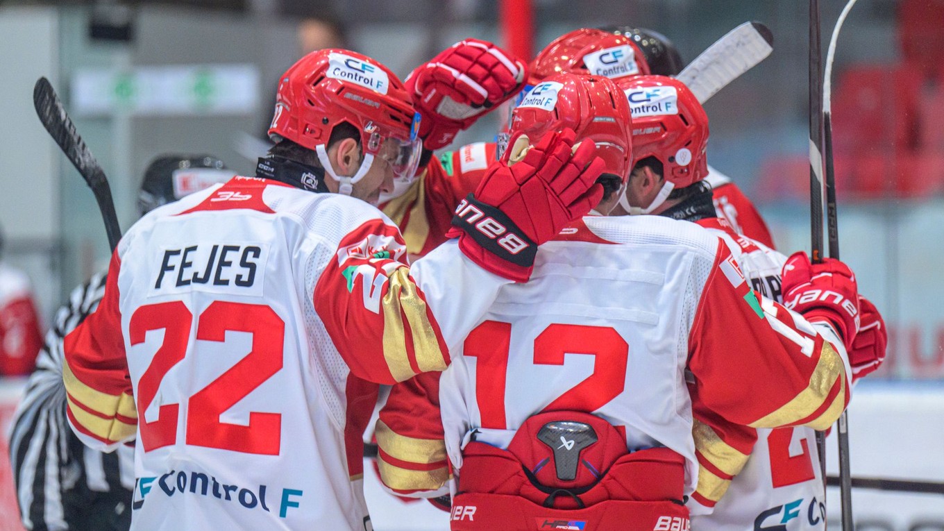 Na snímke sa hráči Prešova tešia z gólu.