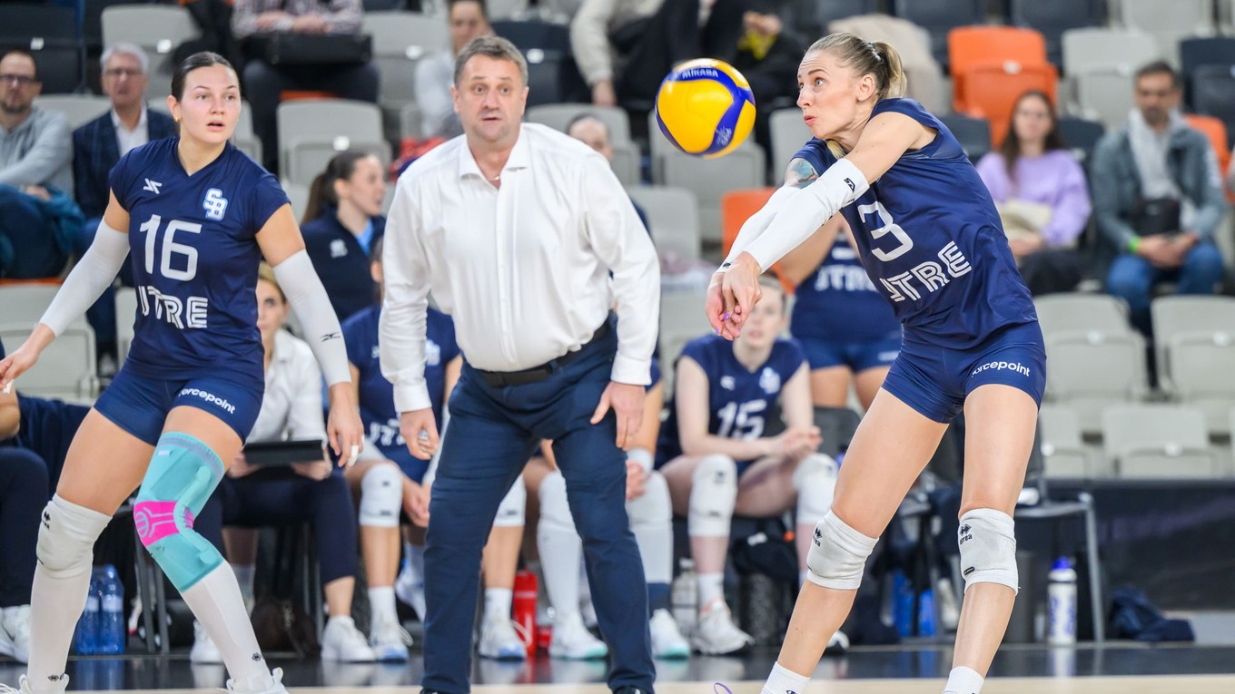 zľava Ema Palkovičová (Slovan),  tréner VK Slovan Bratislava Pavel Bernáth a Romana Hudecová (Slovan) 