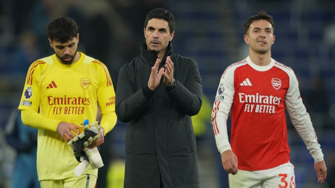 Mikel Arteta (v strede)