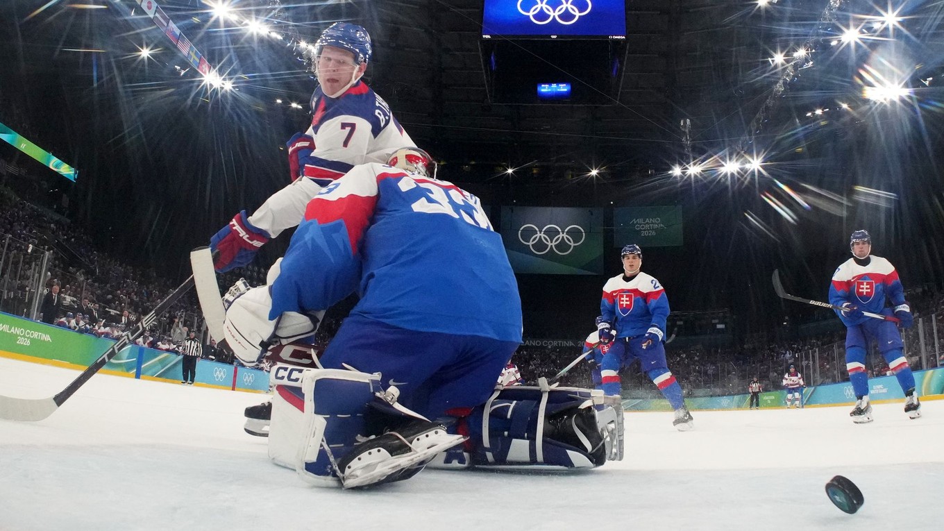 Brady Tkachuk strieľa gól v zápase Slovensko - USA na ZOH 2026