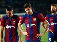 Futbalisti Barcelony: zľava Ferran Torres, Robert Lewandowski a Inigo Martinez