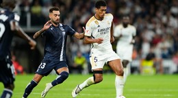 Anglický futbalista Jude Bellingham (vpravo) v drese Realu Madrid.