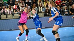 Karin Bujnochová (Slovensko), Brynja Hojová, Turid Arge Samuelsenová (obe Faerské ostrovy) počas prípravného zápasu v hádzanej žien. 