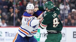 Jakub Lauko (vpravo) v bitke s Ty Embersonom