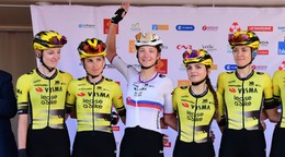 Viktória Chladoňová (uprostred) s tímovými kolegyňami z Vismy