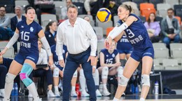 zľava Ema Palkovičová (Slovan),  tréner VK Slovan Bratislava Pavel Bernáth a Romana Hudecová (Slovan) 