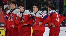 Smutní českí hráči po prevzatí strieborných medailí po prehre so Švédskom 4:2 vo finále na MS hráčov do 20 rokov.