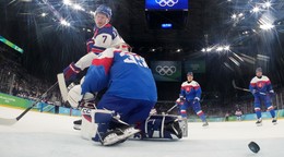 Brady Tkachuk strieľa gól v zápase Slovensko - USA na ZOH 2026