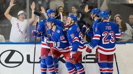 Slovenský hokejista v drese New Yorku Rangers Adam Sýkora (38) sa teší z gólu, ktorý strelil jeho spoluhráč Jaroslav Chmelař (49) v zápase zámorskej NHL New York Rangers - Detroit Red Wings.
