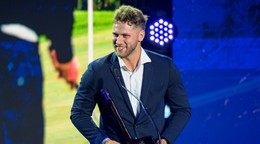 Samuel Hlavaj si preberá cenu pre najlepšieho brankára roka počas slávnostného galavečera Hokejista roka 2026.