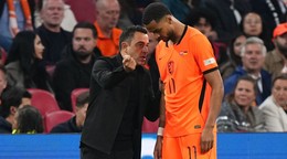 Xavi Hernandez a Cody Gakpo