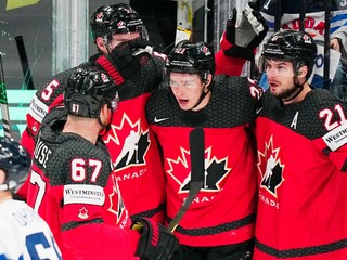 Jack Quinn (uprostred) oslavuje so spoluhráčmi úvodný gól v zápase štvrťfinále na MS 2023 v hokeji Fínsko - Kanada.