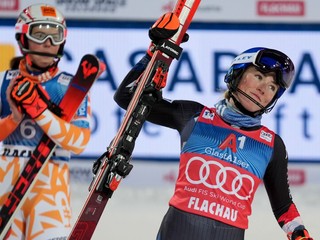 Petra Vlhová a Mikaela Shiffrinová v cieli nočného slalomu vo Flachau.