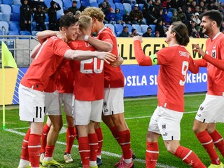 Radosť rakúskych futbalistov po strelení gólu počas prípravného futbalového zápasu Slovensko - Rakúsko.