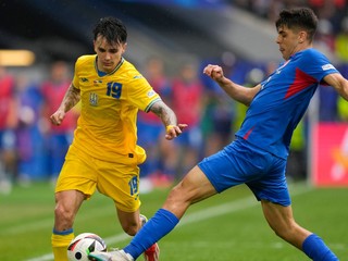 Mykola Šaparenko a Adam Obert v súboji o loptu v zápase Slovensko - Ukrajina v skupine E na EURO 2024 (ME vo futbale).