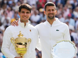 Carlos Alcaraz a Novak Djokovič pózujú s trofejami po finále Wimbledonu 2024.