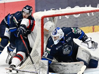 Richard Pánik (Slovan), vľavo Branislav Ligas a vpravo brankár Adam Vay (obaja Poprad).
