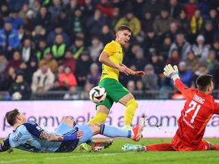 Zľava Guram Kašia, Dávid Ďuriš a brankár Dominik Takáč v zápase MŠK Žilina - ŠK Slovan Bratislava v 17. kole Niké ligy.