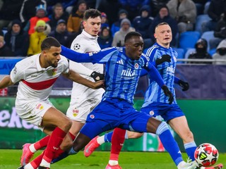 Idjessi Metsoko (Slovan) dáva gól a Josha Vagnaman (Stuttgart) v zápase 7. kola ligovej fázy Ligy majstrov vo futbale ŠK Slovan Bratislava - VfB Stuttgart.